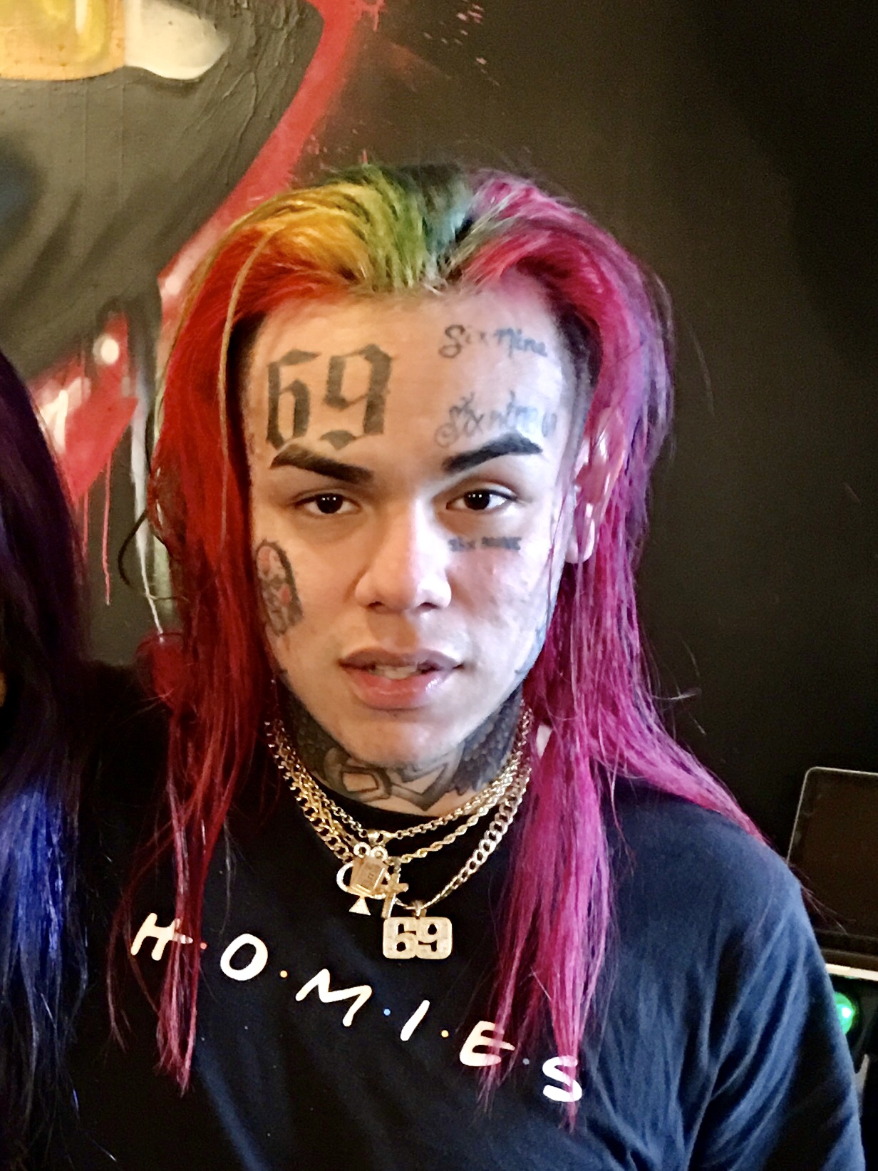 descubre la fecha exacta en que el cantante 6ix9ine fue liberado